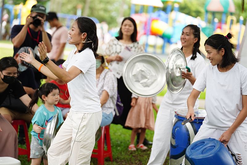 「敲敲打打音樂工作坊」運用水桶、鍋碗瓢盆敲出輕快節奏，練習完再加入「百人島民踩街大遊行」上街同樂。（圖／品牌業者提供）