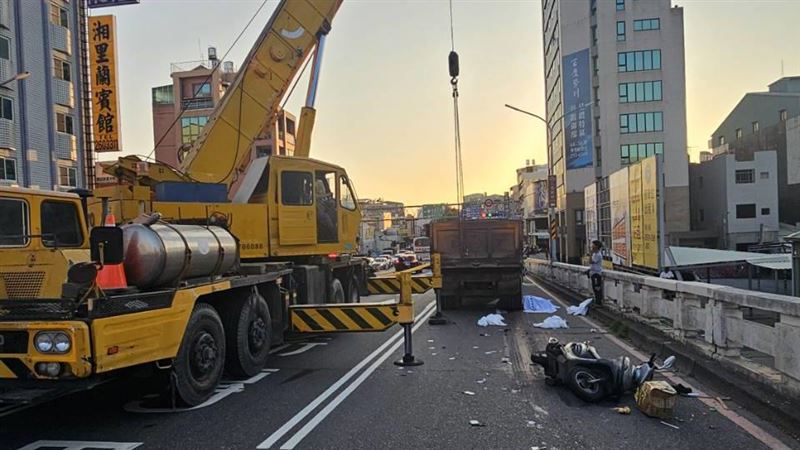 男騎士當場被捲入砂石車死亡，最後出動大型吊車吊掛才能協助遺體脫困。（圖／翻攝畫面）