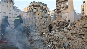 貝魯特一處大樓遭毀，當局隨即展開救援行動。（圖／路透社／達志影像）