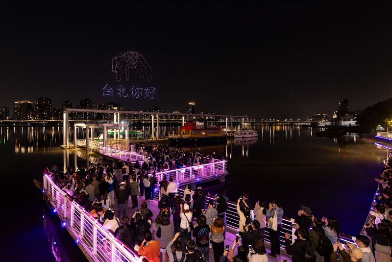 外星人洛基空降台北大稻埕碼頭。（圖／索尼影業提供）