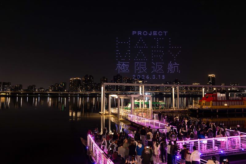 《極限返航》無人機燈光大秀震撼登場。（圖／索尼影業提供）