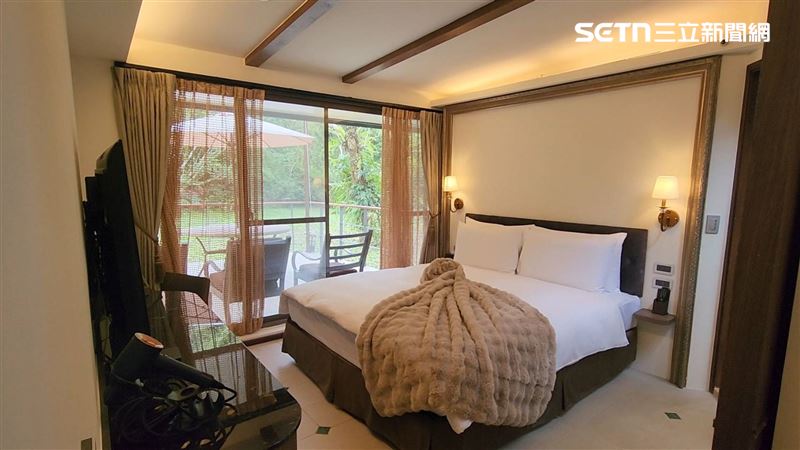 這間主打生態度假的森林飯店，平均房價落在8,800元以上。度假村隱身在森林中，擁有得天獨厚的中央山脈溫泉水脈。（圖／翻攝畫面）
