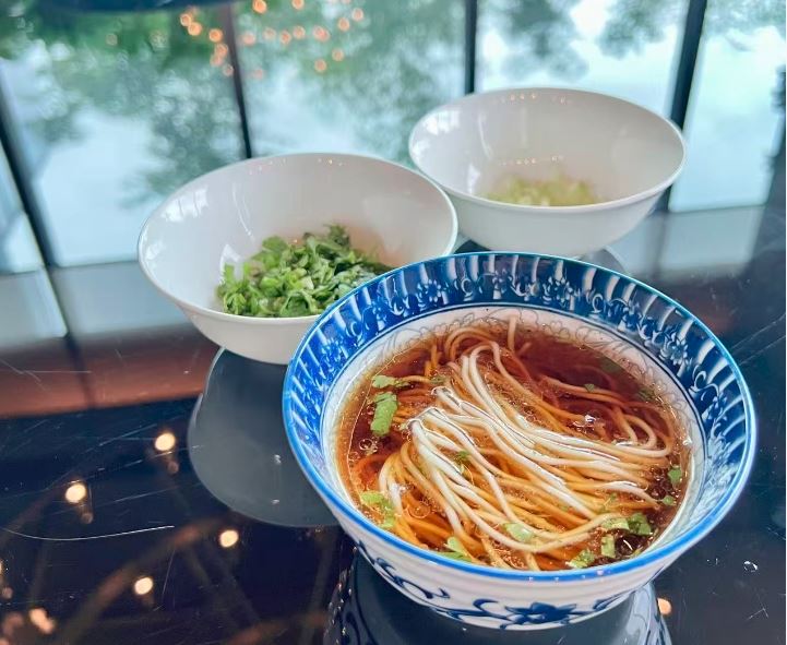 涵碧樓研發的「陽春麵」。（圖／飯店旅宿業者提供）