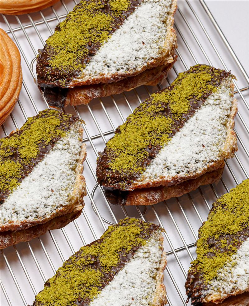 晶華「杜拜巧克力可頌」結合Teddy Beurre House法式可頌工藝與杜拜巧克力迷人魅力。（圖／飯店旅宿業者提供）