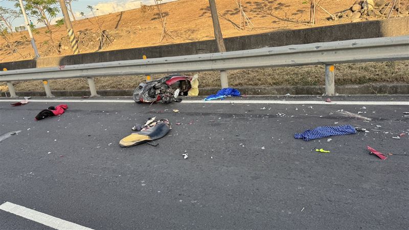 被撞的機車幾乎已粉碎。（圖／翻攝畫面）