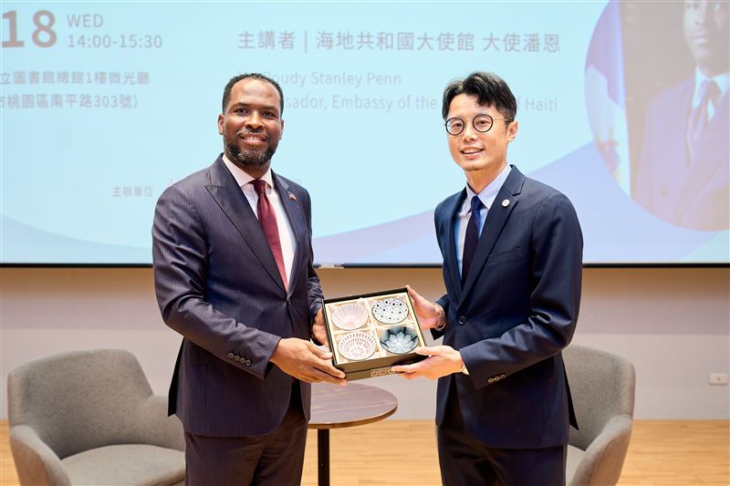 秘書處長曾俊豪（右）表示，從桃園看世界」系列講座已邁入第3年。（圖／桃園市政府提供）