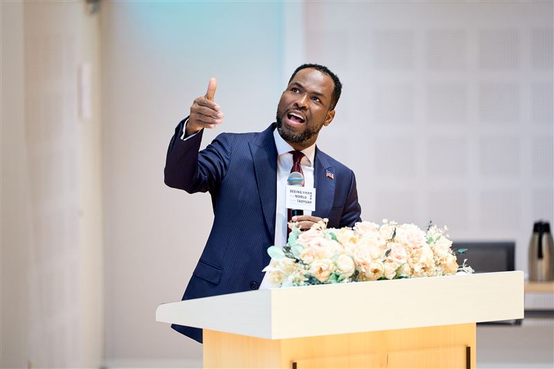 海地共和國大使館潘恩（Roudy Stanley Penn）大使，帶領觀眾反思小國之於世界歷史的定位和話語權。（圖／桃園市政府提供）