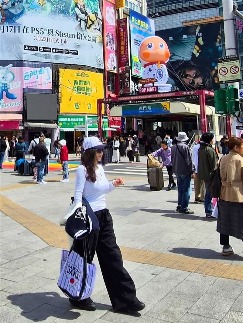 陳美鳳逛西門町拍美照，穿梭人潮竟無人發現。（圖／翻攝自陳美鳳IG）