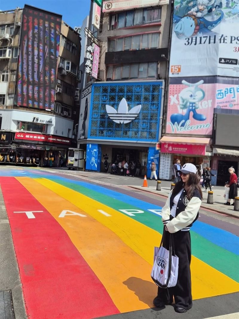 陳美鳳逛西門町拍美照，穿梭人潮竟無人發現。（圖／翻攝自陳美鳳IG）