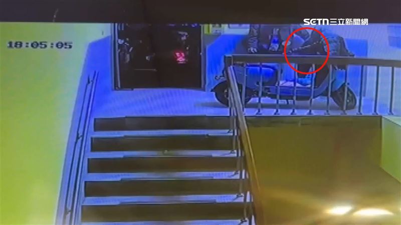 男子朝著角落雜物疑似淋上汽油、點火引燃