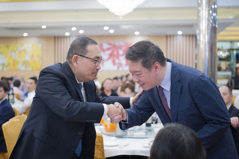 澳洲布里斯本副議長歡迎侯友宜到訪新北市長侯友宜（左）率團赴澳洲進行市政考察，參加布里斯本僑界晚宴，台裔布里斯本市議會副議長黃文毅（右）也到場接待致意。（圖／翻攝畫面）