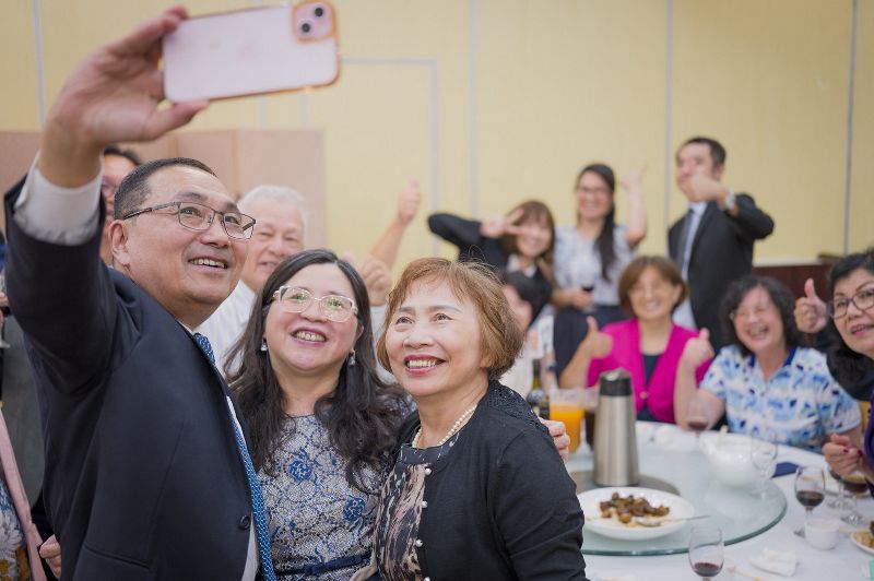 侯友宜參加澳洲僑界晚宴（1）新北市長侯友宜（前左）率團前往澳洲展開市政考察，17日在布里斯本參加僑界晚宴，與僑胞一起自拍合影，互動熱絡。（翻攝畫面）中央社記者黃旭昇傳真　115年3月18日