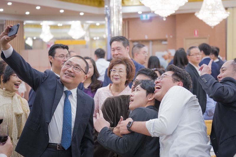 新北市長侯友宜（前左）率團前往澳洲展開市政考察，17日在布里斯本參加僑界晚宴，與僑胞一起自拍合影，互動熱絡。（圖／翻攝畫面）