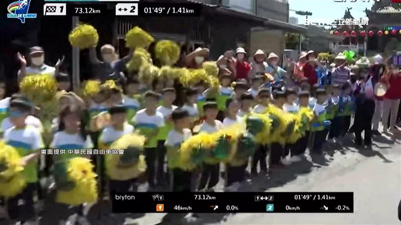 自由車環台賽六堆站沿途還有特色加油團和補給隊