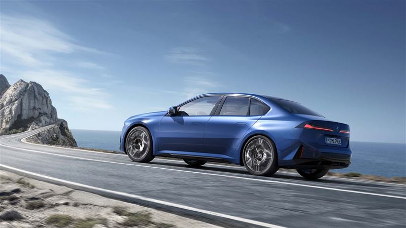 原廠預估滿電可跑約708公里（依EPA測試）。（圖／翻攝BMW網站）