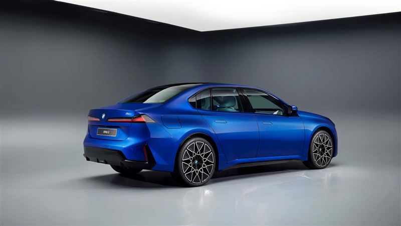 長軸距與短前後懸營造出低趴動感姿態。（圖／翻攝BMW網站）