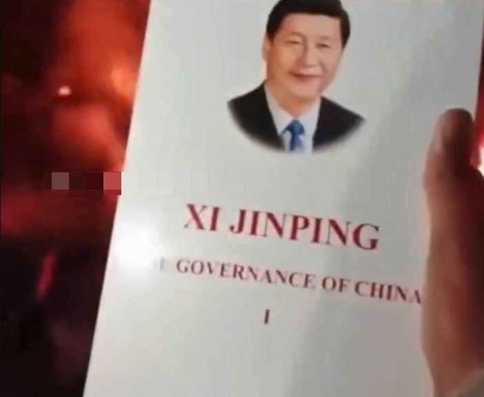 中國國家主席習近平的著作《習近平談治國理政》遭焚燒。（圖／翻攝自X平台 @P9Wb1kMpj484jEW）