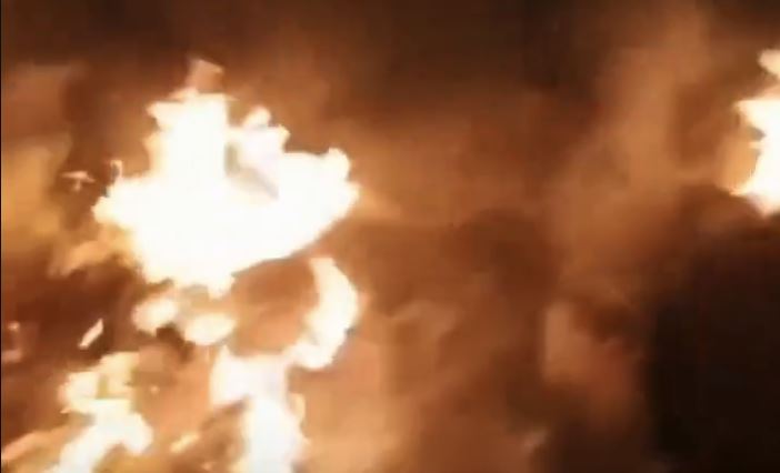 上千本《習近平談治國理政》遭焚燒。（圖／翻攝自X平台 @P9Wb1kMpj484jEW）