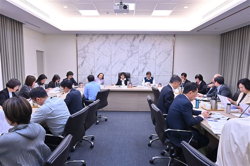 行政院副院長鄭麗君召會決議4月起液化石油氣貨物稅減徵50% 。（圖／行政院提供）