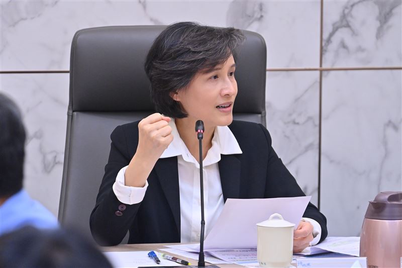 行政院副院長鄭麗君召會決議4月起液化石油氣貨物稅減徵50% 。（圖／行政院提供）