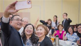 新北市長侯友宜（前左）率團前往澳洲展開市政考察，17日在布里斯本參加僑界晚宴，與僑胞一起自拍合影，互動熱絡。（圖／翻攝畫面）