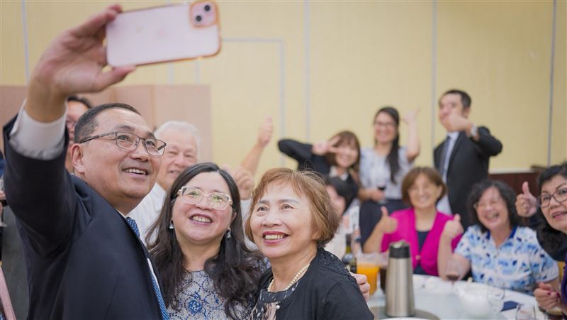 侯友宜率團訪澳　僑宴受歡迎逐桌自拍