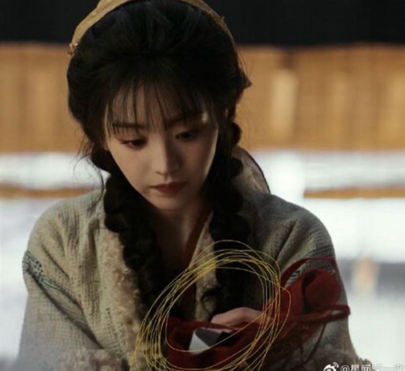 田曦薇婚服標籤外露。（圖／翻攝自微博）