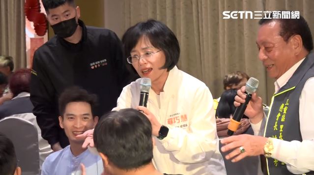 蘇巧慧出席三重里長聯誼會春酒,逐桌打招呼搏感情。(圖/翻攝畫面)