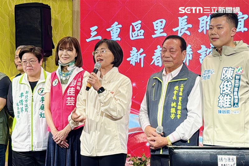 蘇巧慧出席三重里長聯誼會春酒,逐桌打招呼搏感情。(圖/蘇巧慧辦公室提供)