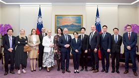 副總統接見芬蘭國會訪團副總統蕭美琴18日上午接見芬蘭國會友台小組跨黨派議員訪問團時表示，期盼兩國未來在科技與人工智慧領域攜手合作，共同因應科技所帶來的威脅與挑戰。（總統府提供）中央社記者溫貴香傳真　115年3月18日