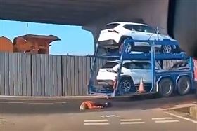 婦撞曳引車沒死！輕傷出院返家當晚竟離世（圖／翻攝畫面）