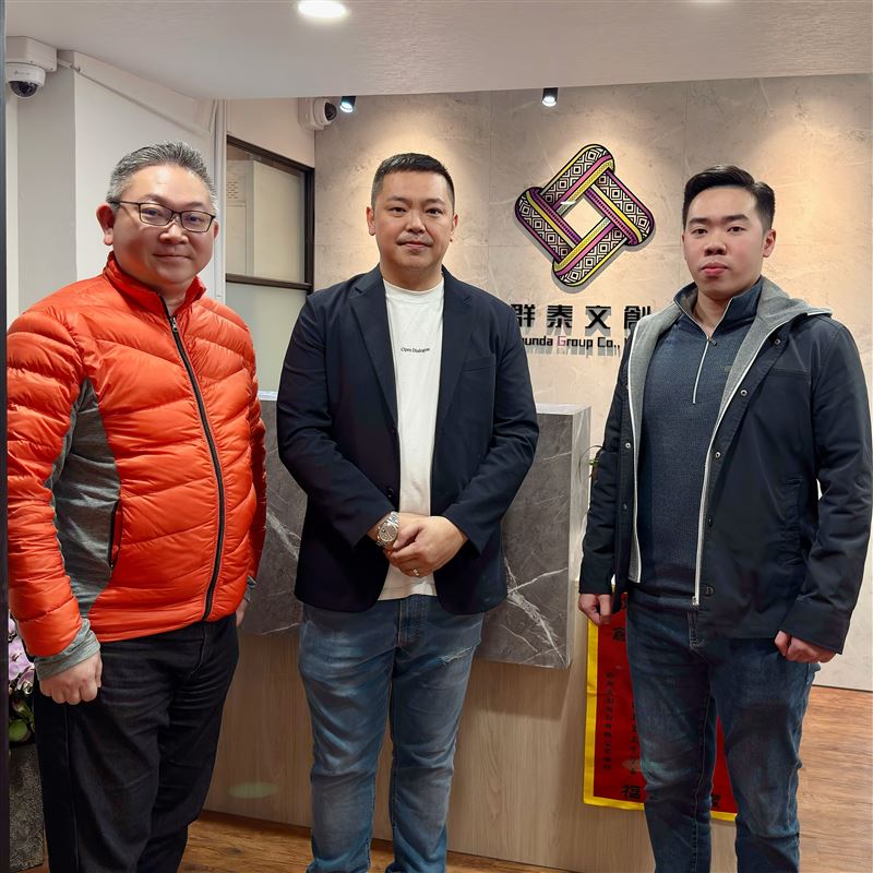 謝振維會長（左）、張徐康群董事長（中）與郭嘉豪導演（右）。（圖／本人提供）