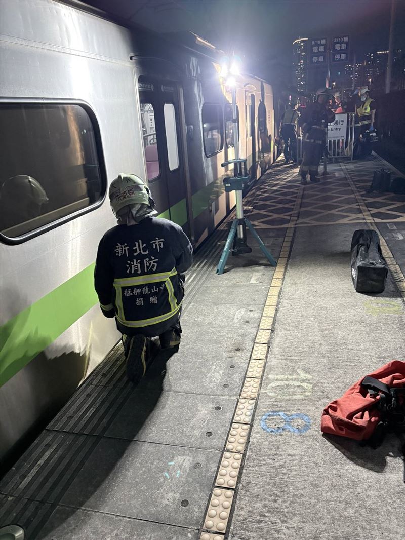 台鐵今晚發生死傷事故，民眾侵入路線遭區間車撞擊。(圖／翻攝畫面）