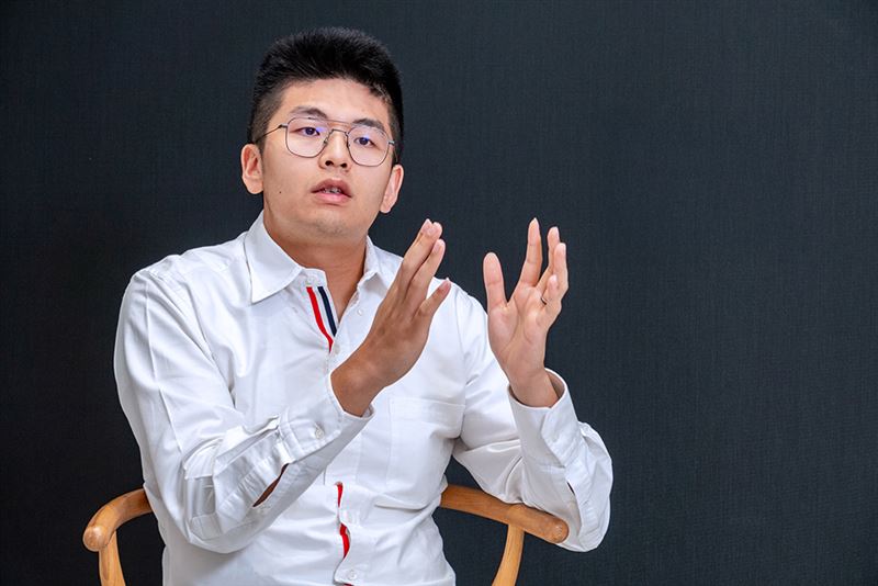 在追求地標光環的同時，三發地產對於產品本質的堅持近乎執拗。董事長鍾鼎晟曾多次強調：「建築是良心事業」。（圖／翻攝畫面）