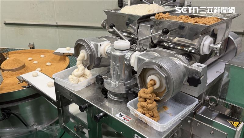 家會香食品單日做出98座台北101高度麻糬。(圖／記者賴俊佑攝影）