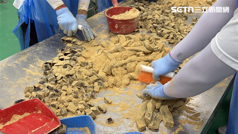 黑糖涼糕為保留口感，由專業人力手工切製。(圖／記者賴俊佑攝影）