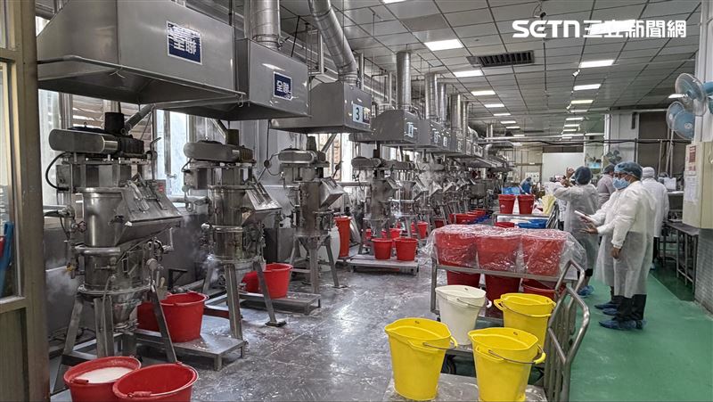 家會香導入16台蒸煉機台，每日可蒸炊約300鍋糯米漿，產出約100噸麻糬粿皮。(圖／記者賴俊佑攝影）