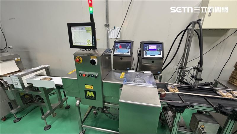 商品箱裝前需通過全台唯一率先使用的食品X光檢測設備。(圖／記者賴俊佑攝影）