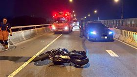 台61線重機女騎士自摔！遭貨車輾過命危搶救中。(圖/翻攝畫面)