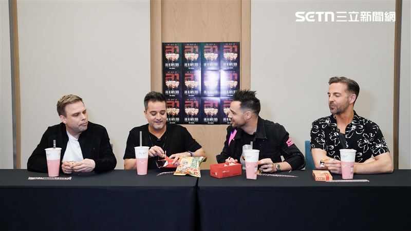 a1樂團現場試吃台灣零食，一致認為最愛義美小泡芙。（圖／記者趙于瑩攝影）