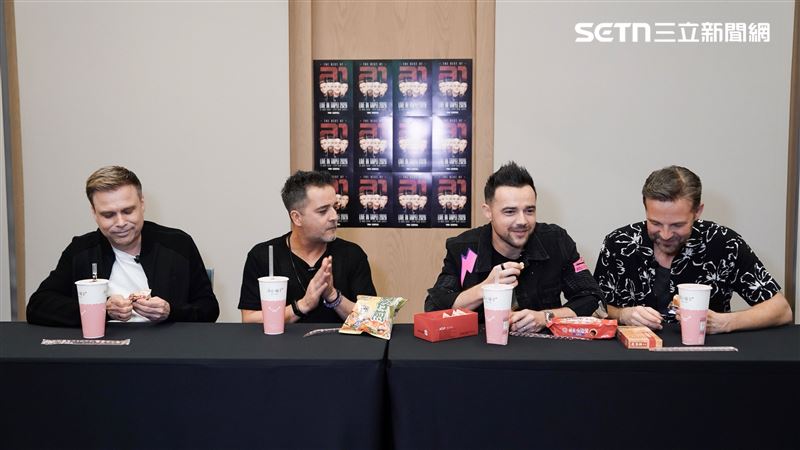 a1樂團在專訪現場嘗試台灣零食和珍珠奶茶。（圖／記者趙于瑩攝影）