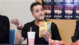 a1樂團成員保羅·馬拉齊（Paul Marazzi）笑說自己到夜市絕對想嘗試吃蚵仔煎。（圖／記者趙于瑩影）