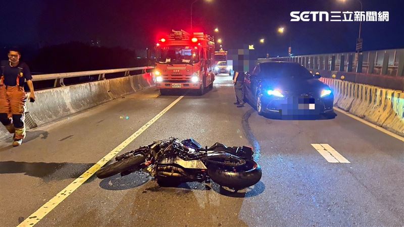 台61線3公里處，新北市八里路段，昨晚（18日）發生嚴重事故。（圖／翻攝畫面）