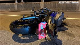 新北,淡水,新北市,八里,貨車,紅牌,重機,車禍,事故,女騎士,自摔。（圖／翻攝畫面）