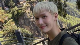 鍾明軒18日晚間再發聲，表示無論外界如何嘲笑，「我，鍾明軒，都這樣活過來了，人生體驗繼續下去」（圖／翻攝自鍾明軒IG）