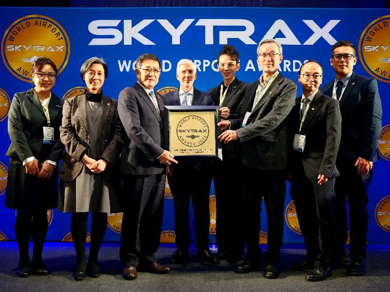 桃園國際機場蟬聯「全球最佳行李運送」首獎，董事長楊偉甫（左3）率團隊親自領獎，與主辦單位Skytrax執行長普雷斯德（左4）合影。（圖／中央社）