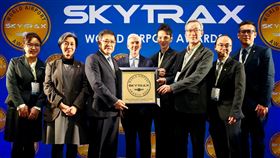 國際航空界奧斯卡倫敦頒獎　桃機董座率團領獎有「國際航空界奧斯卡」之稱的「全球機場獎」18日在倫敦頒獎，桃園國際機場蟬聯「全球最佳行李運送」首獎，董事長楊偉甫（左3）率團隊親自領獎，與主辦單位Skytrax執行長普雷斯德（左4）合影。（桃園國際機場提供）中央社記者陳韻聿倫敦傳真　115年3月19日