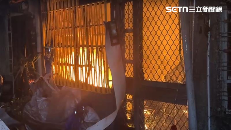 火勢延燒共13戶，其中一名60歲男子有4至5%灼傷送醫。（圖／翻攝畫面）