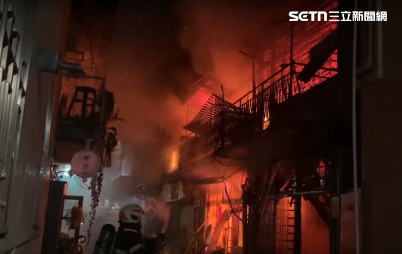 因該處多為木造建築，加上巷弄狹窄，救援不易。（圖／翻攝畫面）