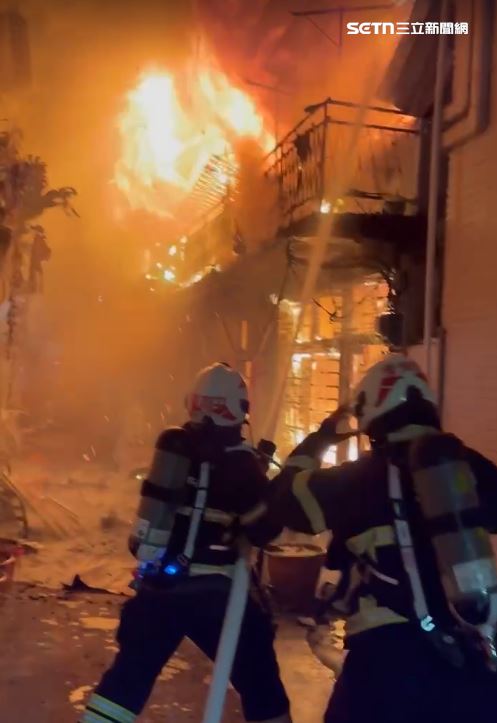 嘉義市興業東路145巷內，今天（19日）清晨發生嚴重火警。（圖／翻攝畫面）